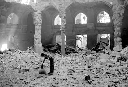 La Biblioteca Nacional de Sarajevo, tras resultar incendiada en un bombardeo serbobosnio, en agosto de 1992. La imagen es de Hidajet Delic (REUTERS), uno de los fotógrafos que ha cedido imágenes a Sniper Alley.