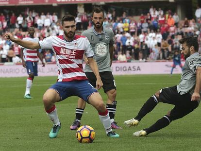 Toral, centrocampista del Granada disputa la pelota a Bruno Gama con Emre &Ccedil;olak cerca de la acci&oacute;n.