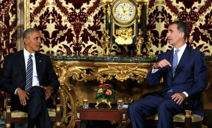 El rey Felipe VI, y el presidente de los EEUU, Barack Obama (i), durante el encuentro bilateral que han mantenido en la Cámara Oficial del Palacio Real.