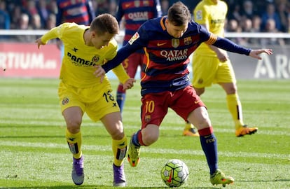 Denis Suárez lluita per la pilota amb Messi, en un Vila-real-Barça.