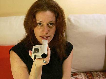 Mónica Delgado transmite los datos de espirometría desde su casa en Torrelodones (Madrid) hasta el servicio hospitalario a través del teléfono móvil.