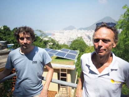 El francés Augustin Butruille y el belga Pol Dhuyvetter son los impulsores de la primera cooperativa solar en una favela de Río de Janeiro, donde han instalado paneles para aprovechar los numerosos días de sol.