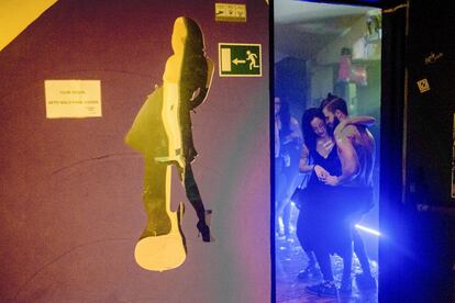 Aparte de acudir a discotecas y pubs con grandes aglomeraciones, los jóvenes prefieren muchas veces alquilar locales donde organizar sus propias fiestas privadas, como esta en Alcorcón (Madrid).