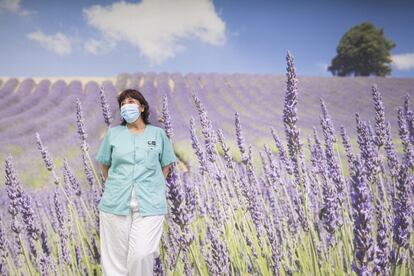 <i>“Ese campo de lavanda en la pared a la entrada refleja todo lo que representa la unidad del dolor: calidez y comprensión para el paciente”</i>, dice Poli Amado Mancha, auxiliar de enfermería del Hospital Universitario de la Princesa, en Madrid.