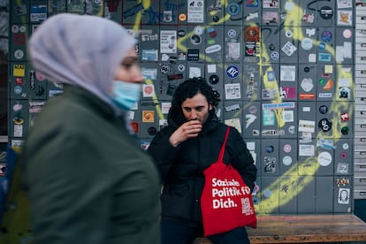 El diputado del Partido Socialdemcrata Alemn (SPD) Hakan Demir, en un caf del barrio de Kreuzberg, donde reside una importante poblacin inmigrante.