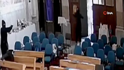Una captura de vídeo en la que se muestra a los dos enmascarados que atacaron este domingo la iglesia de Santa María, en Estambul.