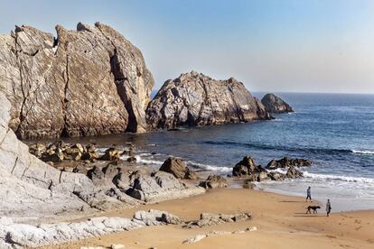 La playa de La Arnía en la Costa Quebrada (Cantabria).