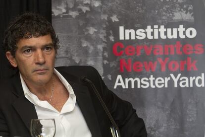 Antonio Banderas aplazará su esperado regreso a los escenarios de Broadway, donde tenía que presentar la próxima temporada el musical <i>Zorba el Griego</i>, debido a nuevos proyectos en España con su productora. "Podría volver a Broadway en enero si yo aceptara, pero no lo tengo muy claro, porque mi productora en España acaba de firmar un acuerdo que nos va a tener ocupados un buen tiempo", ha declarado en Nueva York, donde presentó el ciclo <i>El realismo en el cine español (1951-1963)</i>, que ha elaborado para el Instituto Cervantes.