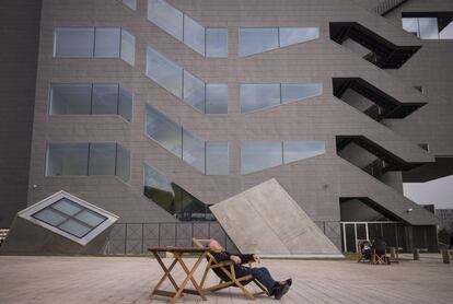 Un visitant descansa a fora del Museu.