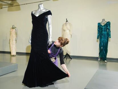 El vestido de terciopelo azul que Lady Di usó en una cena con Ronald Reagan y John Travolta.