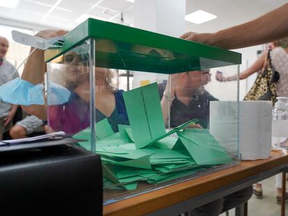 Urnas con las papeletas donde los andaluces ejercen su derecho al voto durante el día de las elecciones a la presidencia de la Junta de Andalucía.