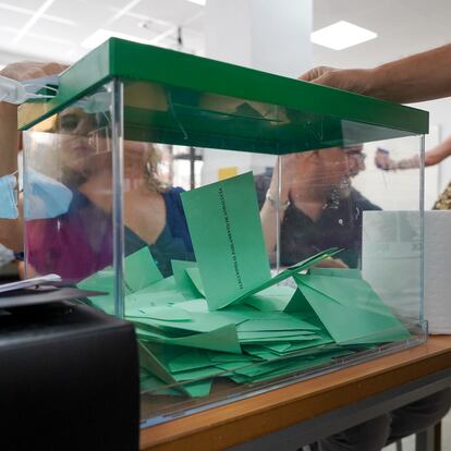 19/06/2022 Urnas con las papeletas donde los andaluces ejercen su derecho al voto durante el día de las elecciones a la presidencia de la Junta de Andalucía  a 19 de junio de 2022 en Sevilla (Andalucía, España)
POLITICA 
Eduardo Briones - Europa Press
