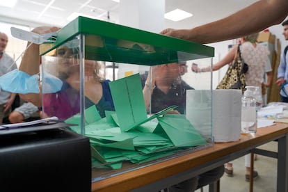 Urnas con las papeletas donde los andaluces ejercen su derecho al voto durante el día de las elecciones a la presidencia de la Junta de Andalucía.