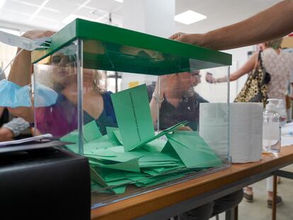 Urnas con papeletas de las elecciones en Andalucía este domingo en un colegio de Sevilla.