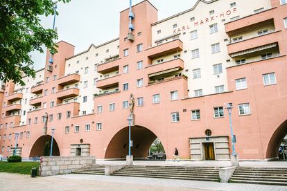 One of the facades of the Karl-Marx-Hof, inaugurated in 1930. It’s one of the iconic buildings that defined the ‘Red Vienna’ period.

