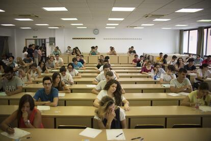 Los alumnos escuchan las instrucciones de los profesores al inicio de las pruebas.