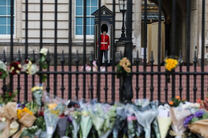 Ramos de flores en homenaje a la difunta reina de Inglaterra, Isabel II, delante del Palacio de Buckingham, en Londres (Reino Unido), este viernes.