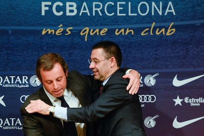 El vicepresidente del Barcelona Josep Maria Bartomeu abraza al ya ex presidente Sandro Rosell despu&eacute;s de anunciar su dimisi&oacute;n como presidente del club.  