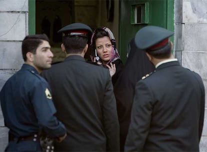 Una mujer iraní es detenida por la policía en Teherán el pasado 23 de abril por vestir indecorosamente y estar maquillada.