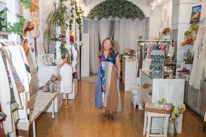 Elena, en la tienda que regenta y que heredó de su madre, Carmen de la Torre. 