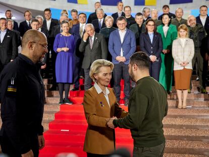 La presidenta de la Comisión Europea, Ursula von der Leyen, y el presidente ucranio, Volodímir Zelenski, el jueves en Kiev.