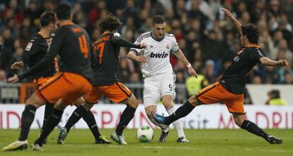 Benzema trata de salir airoso del regate ante cuatro rivales del Valencia.