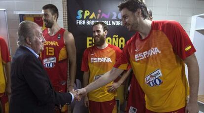 El Rey Juan Carlos saluda a Pau Gasol en el vestuario.