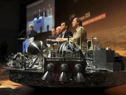 Una imagen de la rueda de prensa de la ESA esta ma&ntilde;ana con una maqueta del m&oacute;dulo &#039;Schiaparelli&#039; en primer plano