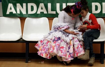 Dos ni&ntilde;as en la fiesta del D&iacute;a de Andaluc&iacute;a.