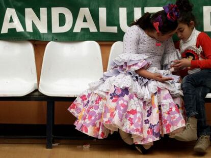 Dos ni&ntilde;as en la fiesta del D&iacute;a de Andaluc&iacute;a.