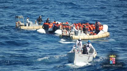 La marina italiana rescata este martes a un grupo de migrantes en la costa de Sicilia.