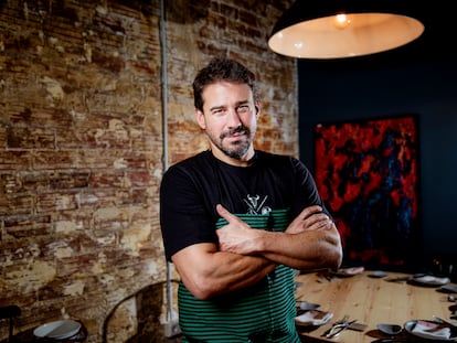 Javier Estévez, chef de La Tasquería, posa en su nuevo restaurante en Madrid, El Lince.