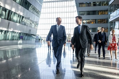 El secretario general de la OTAN, Mark Rutte, recibe al líder conservador alemán, Friedrich Merz, en la sede de la alianza este jueves en Bruselas.