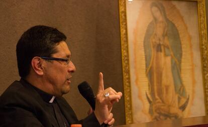 Alfonso Miranda, portavoz del episcopado mexicano, en rueda de prensa.