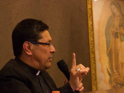 Alfonso Miranda, portavoz del episcopado mexicano, en rueda de prensa.
