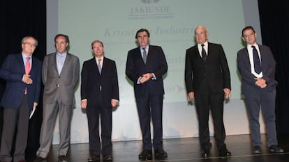 Los ponentes de las jornadas de Jakiunde junto al alcalde de Bilbao, Ibon Areso (tercero por la derecha).