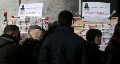 Un grupo de personas espera para comprar su décimo en Madrid.