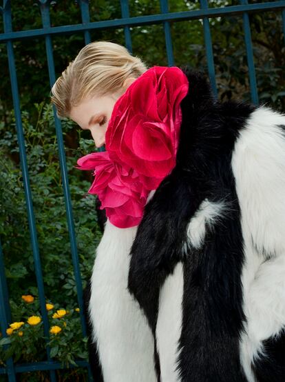 La colección de Nina Ricci para este otoño/invierno marca el debut de Harris Reed como director creativo de la casa. El californiano se ha inspirado en el drama romántico de los desfiles de alta costura de la maison en las exuberantes décadas de 1980 y 1990.
