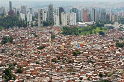 Vista aérea de las chabolas de la favela Morumbi en Sao Paulo ( Brasil) con los rascacielos de la ciudad al fondo