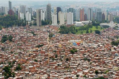 Vista a&eacute;rea de las chabolas de la favela Morumbi en Sao Paulo ( Brasil) con los rascacielos de la ciudad al fondo 