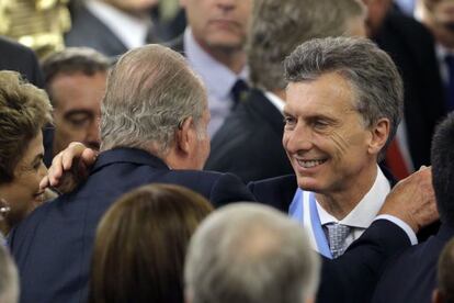 El rey Juan Carlos saluda al presidente Mauricio Macri en la Casa Rosada ante la mirada de la líder brasileña, Dilma Rousseff.