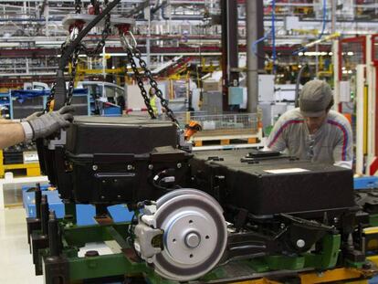 Línea de producción en la planta de PSA en Vigo. 