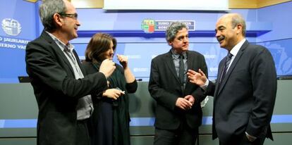 Joxean Muñoz, segundo por la derecha, junto con representantes de las otras instituciones que participan en Kultura Auzolanen este miércoles en Bilbao.
