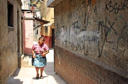 La Limonada, además de ser parte de la pobreza que los guatemaltecos perciben diariamente, es sinónimo de violencia pandillera. Esta pared pertenece a una casa limítrofe entre territorios rivales, en ella se aprecian los impactos de balas.