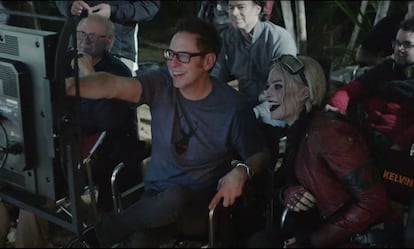 James Gunn y Margot Robbie, en el rodaje de 'El escuadrón suicida', en 2021.