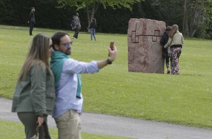 Una cuarentena de sus obras de acero y piedra se encuentran repartidas a lo largo de once hectáreas de césped.