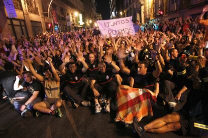 Bomberos en primera línea de protesta en el centro de Madrid.