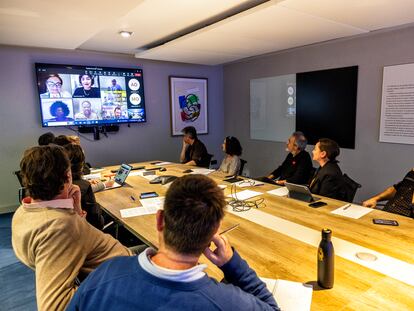 Tres periodistas africanas asisten a la reunión donde se deciden los temas de los que se va hablar el día 8 de marzo en el diario El País.