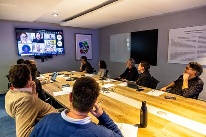 Tres periodistas africanas asisten a la reunión donde se deciden los temas de los que se va hablar el día 8 de marzo en el diario El País.