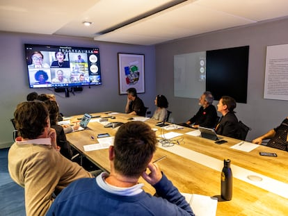 Tres periodistas africanas asisten a la reunión donde se deciden los temas de los que se va hablar el día 8 de marzo en el diario El País.